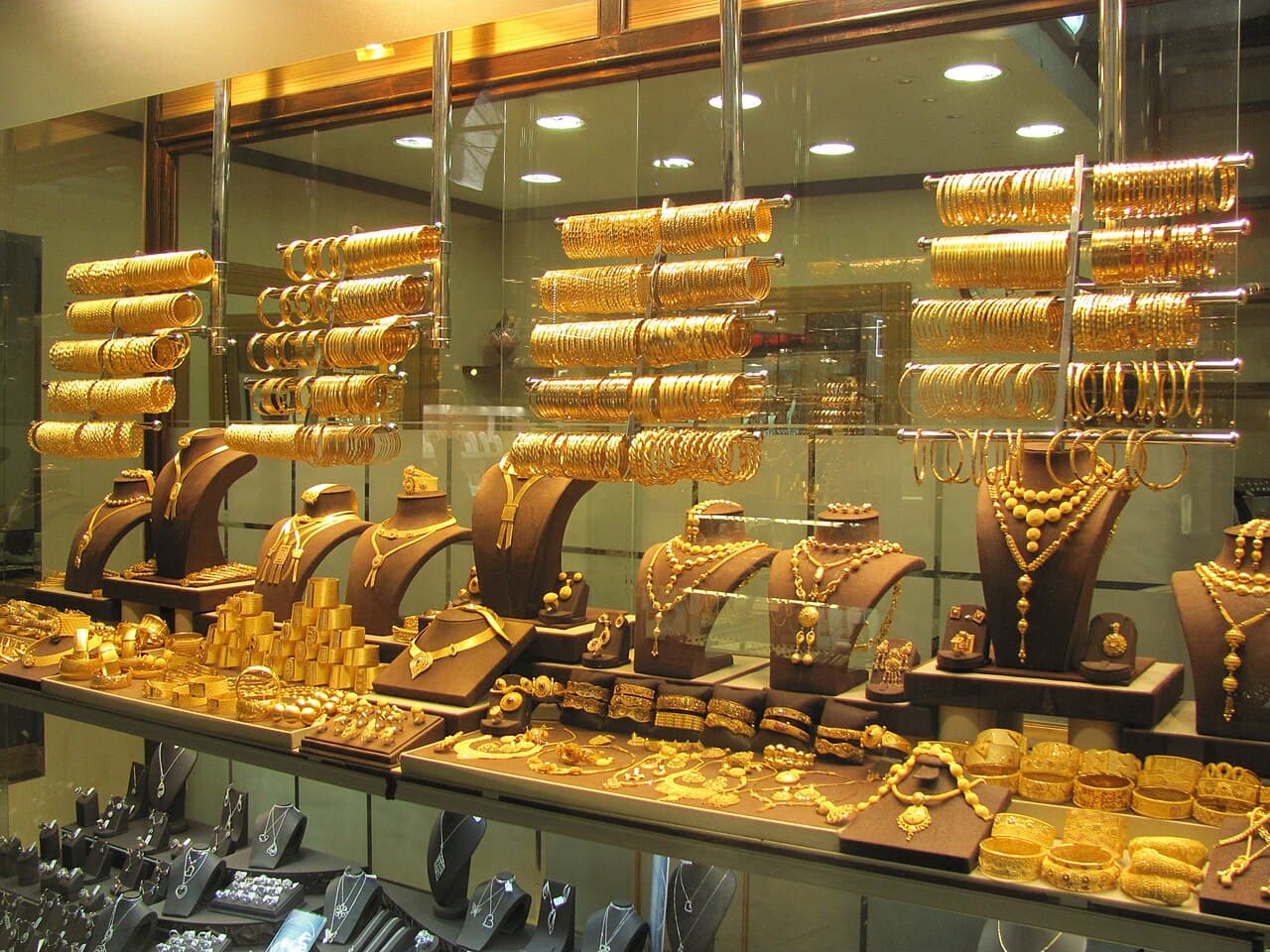 High-value gold and gemstone jewellery showcase records