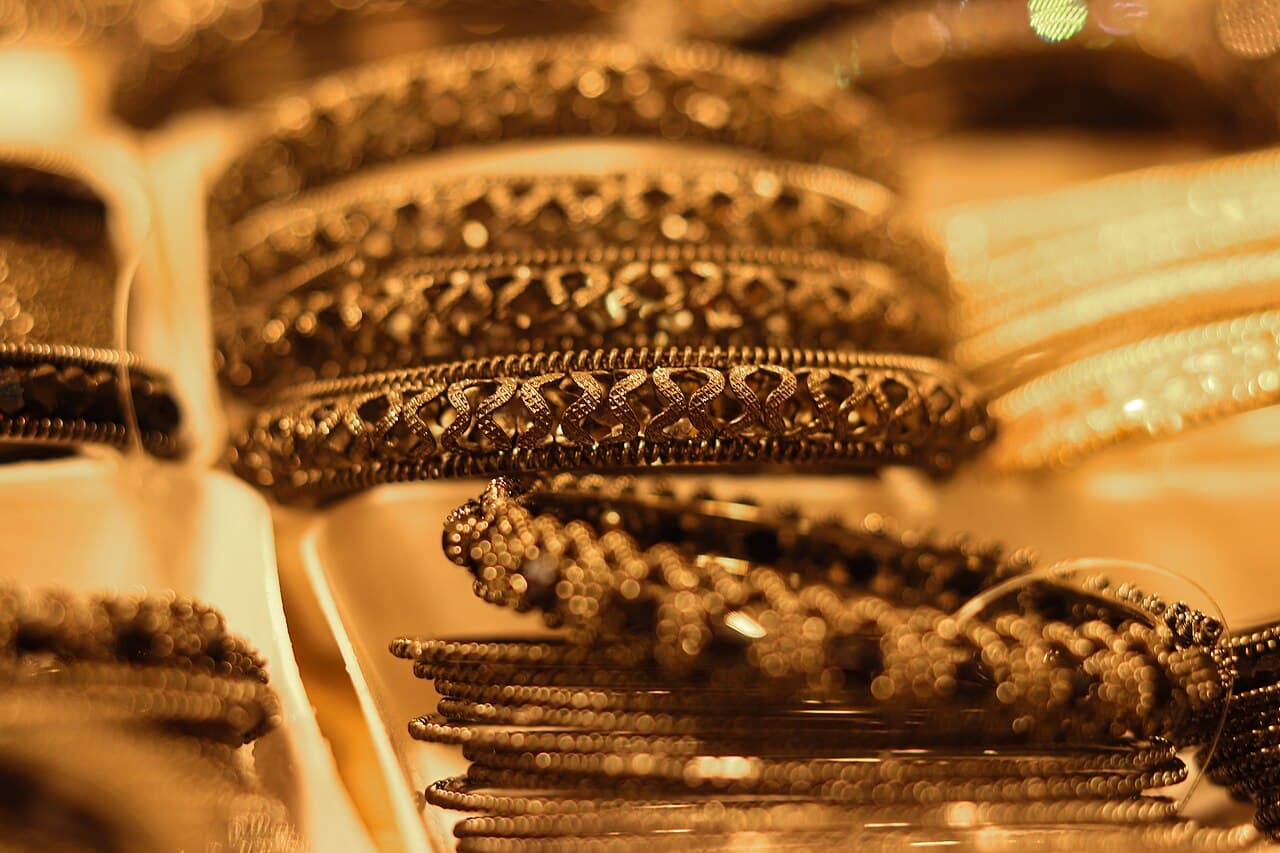 Intricate similar gold jewellery designs requiring unique tags